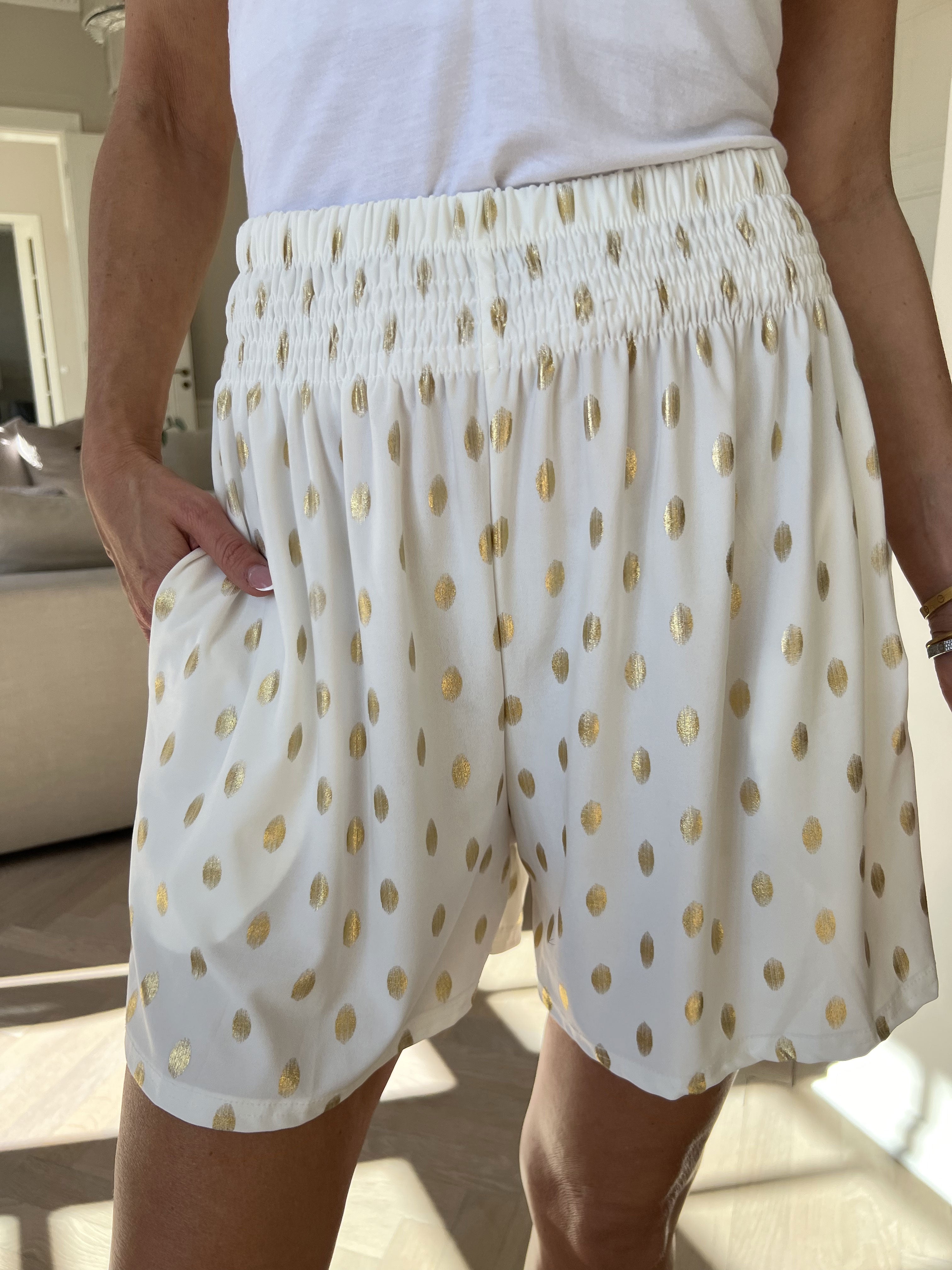 Pams Dot Shorts - Løse shorts i elastisk stof med guld dutter